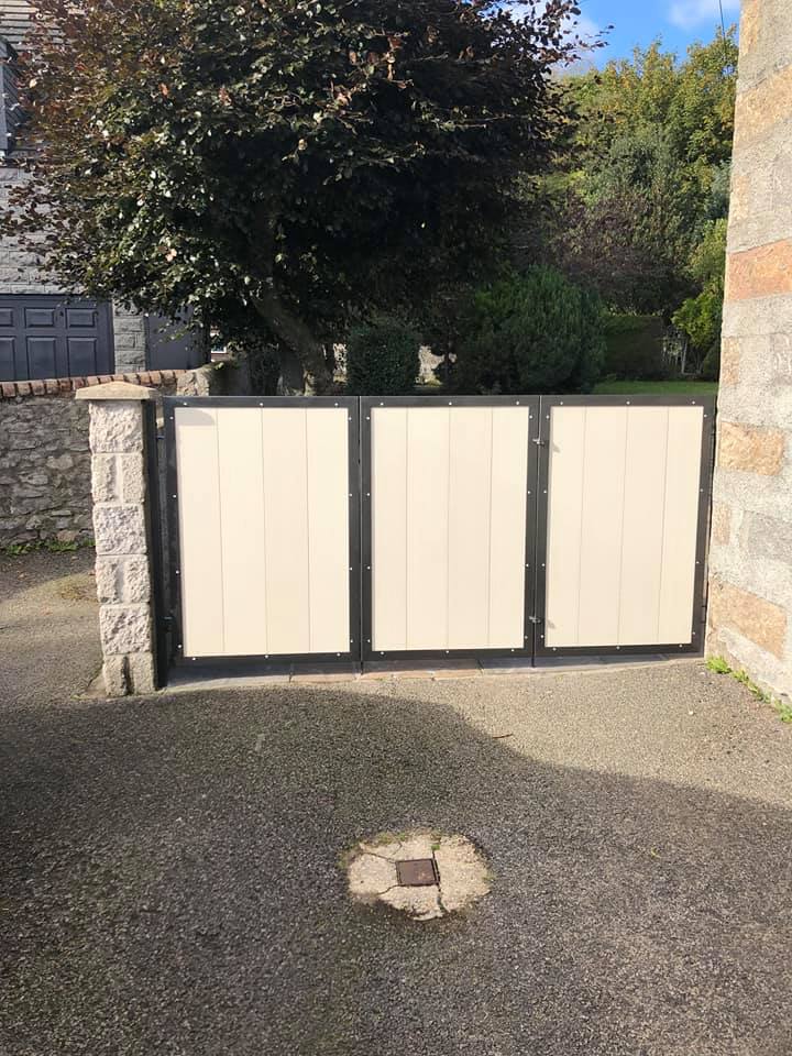 Three-panel driveway gate